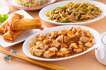 中華料理店で麻婆豆腐や青椒肉絲を食べる