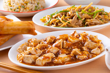 中華料理店で麻婆豆腐や青椒肉絲を食べる