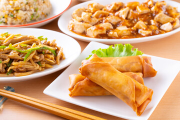 中華料理店で春巻きや麻婆豆腐を食べる