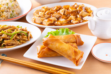 中華料理店で春巻きや麻婆豆腐を食べる