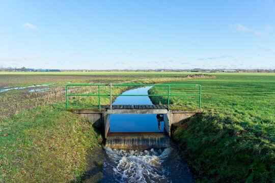 Sluice dewatering water from the farm fields of the Gelderse Vallei between the hills of the Veluwe in Gelderland and the Utrechtse Heuvelrug in Utrecht in the Netherlands