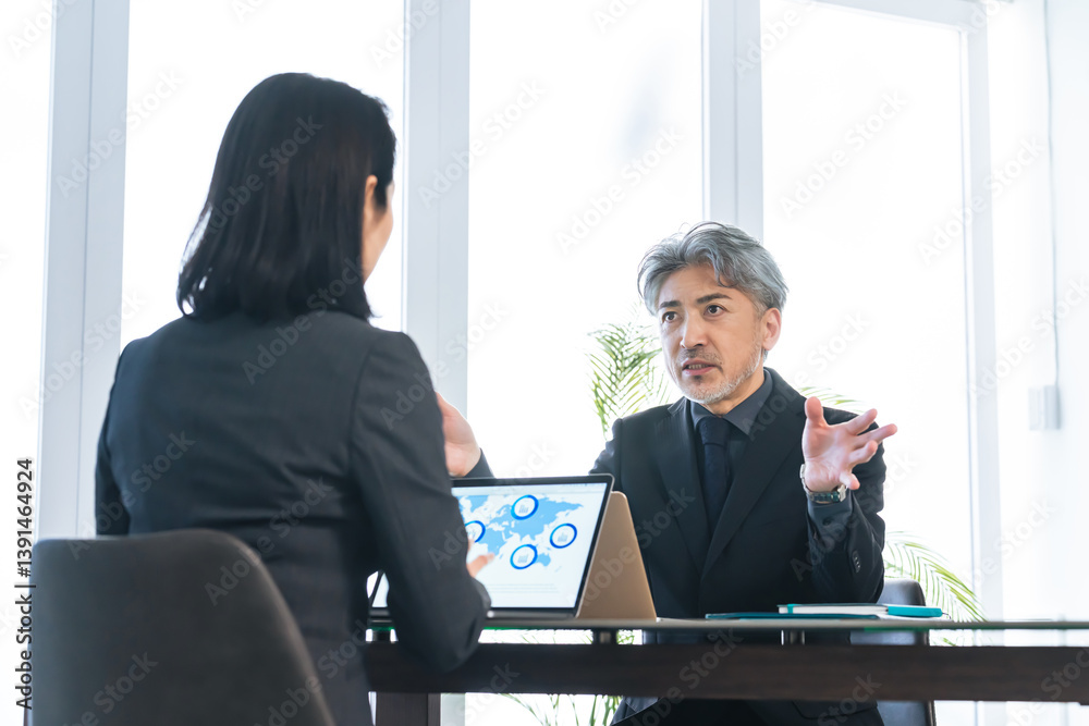 Aufkleber 経営者、社長、シニア、ミドルエイジ、エグゼクティブ、経営、男性、日本人、商談、面談、コンサルティング、コンサルタント、アドバイザー、顧問、プランナー、仕事、融資、実業家、人材、オフィス、企業、会社、相談、コーチング、ビジネスシーン、交渉、説得、営業、提案、中年、ディスカッション、会議、ミーティング、打ち合わせ、ビジネスマン、ビジネス、中高年、上司、教育、研修、会話、説明、スーツ、コピースペース、シ