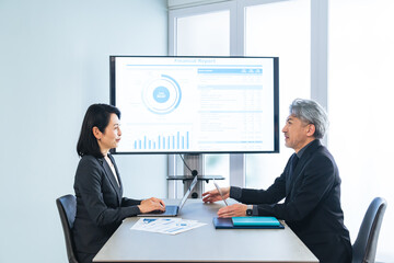 ビジネス、会議、商談、経営、社長、経営者、ビジネスパーソン、ミーティング、面談、相談、モニター、説明、チームワーク、サポート、大画面、スライド、提案、コーチング、マネジメント、アドバイザー、コンサルタント、コンサルティング、会議室、ディスカッション、エグゼクティブ、説得、ビジネスマン、男性、女性、日本人、オフィス、交渉、決算、経理、資金繰り、融資、プランナー、企画、上司、役職、マネージャー、営業、