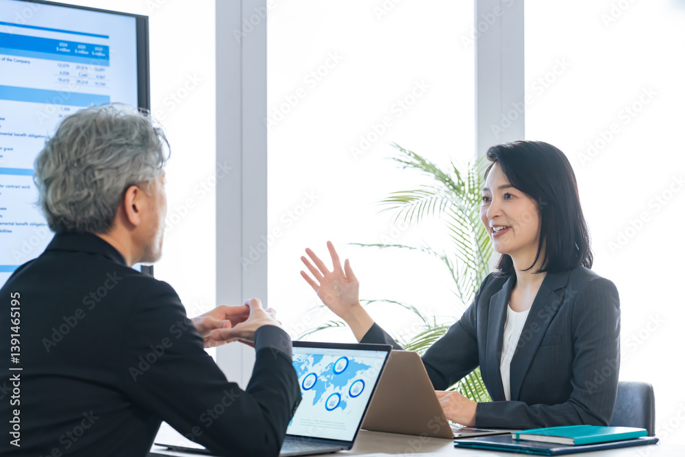 Poster 会議、ミーティング、ビジネス、女性、日本人、ミドルエイジ、中年、説明、案内、提案、接客、レクチャー、上司、ビジネスパーソン、キャリアウーマン、プレゼンテーション、営業、マナー、講師、経営、コンサルタント、アドバイザー、カウンセラー、カウンセリング、報告、役職、人材、シニア、会話、打ち合わせ、ビジネスシーン、男性、ビジネスマン、マネジメント、グループ、チームワーク、ノートパソコン、DX、企画、コピー