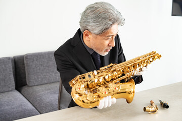 Naklejka premium サックスを見る男性
