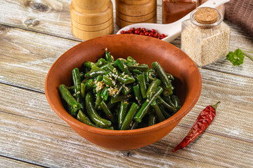 Green bean salad with sesame seeds