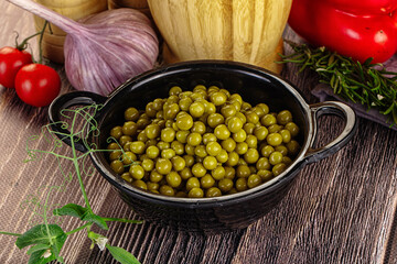 Sweet young canned green peas