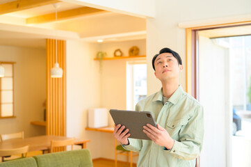 家の設備を点検する日本人男性