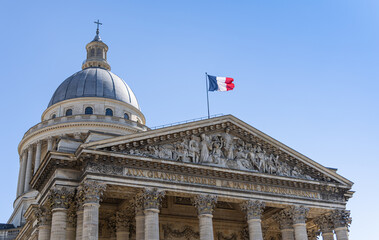 Le panthéon à Paris, symbole de la France, avec un drapeau flottant bleu, blanc et rouge.