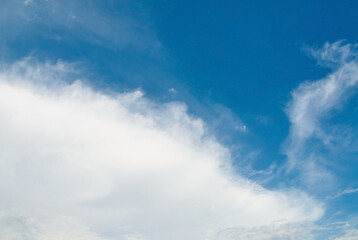 Obraz premium Beautifull soft white clouds against blue sky