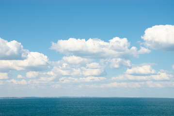 Obraz premium Beautifull soft blue sky with clouds over sea