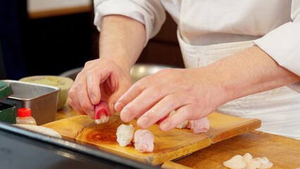 寿司を握る料理人の手元