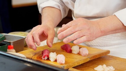 寿司を握る料理人の手元