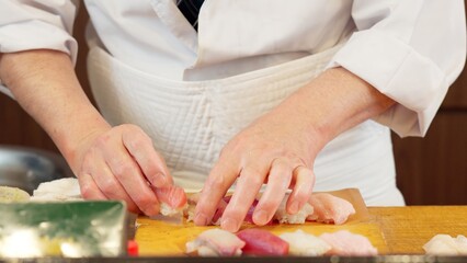 寿司を握る料理人の手元