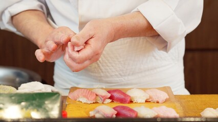 寿司を握る料理人の手元