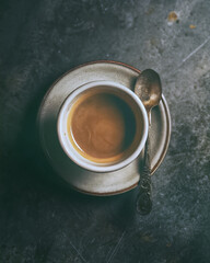 レトロカップとヴィンテージスプーンで飲むコーヒー