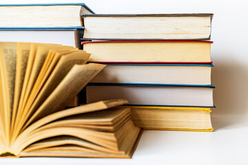 Obraz premium stack large pile of printed literary old books lies on table book covers and pages for study book pages and bindings on white background mountain of books