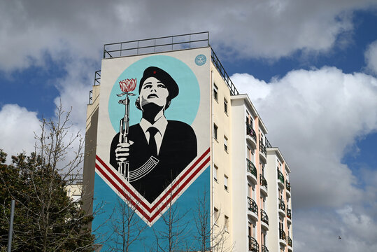 Lisbonne, Portugal, march 24, 2025 : Fresque de Shepard Fairey avec une femme soldat en m&eacute;moire de la r&eacute;volution des oeillets dans le quartier Graca