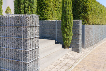 Mauer aus Gabionen am Hauseingang