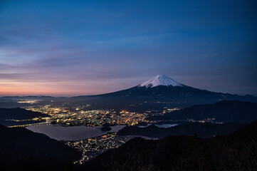 Fototapeta premium 山梨県新道峠からの河口湖と富士山の夜景