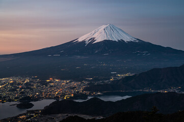 山梨県新道峠からの河口湖と富士山の夜景
