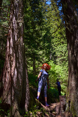 Obraz premium Woman hiking in dense forest