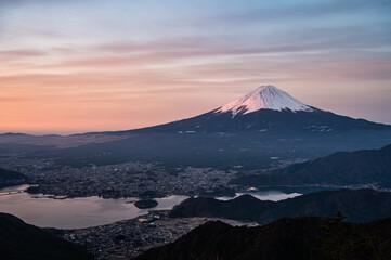 Fototapeta premium 山梨県新道峠からの富士山と河口湖