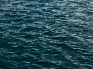 Obraz premium Calm Ocean Waters Showing Serene Patterns Underneath Daylight Reflection
