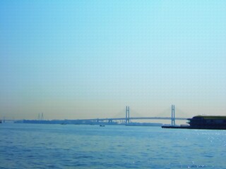 Obraz premium 山下公園からの横浜ベイブリッジ。イラスト風の写真。