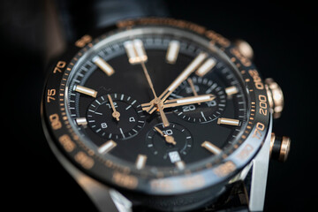 Fototapeta premium reloj, cronometrar, tiempo, viejo, bolsillo, antigüedad, hora, reloj de pulsera, plata, metal, dorada, antique, muñeca, cronómetro, retro, objeto, mano, de lujo, dial, macro, zoom, agiotaje