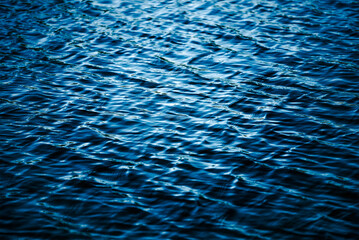 青い水面の静けさ｜昼間の澄んだ水面に映る