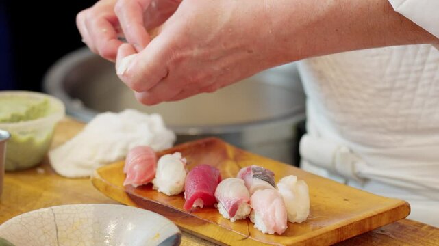 寿司を握る料理人の手元
