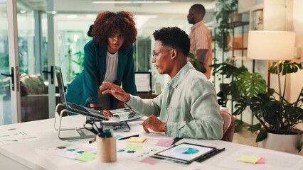 Obraz premium Teamwork, discussion and business people in office, laptop and mentor with feedback, ad agency and assistance. Coaching, system training and employees in workplace, sales consultant and questions