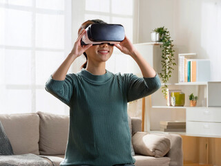 VRゴーグルをしている女性