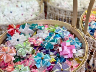 Obraz premium In Thai Buddhist tradition, “Boon coins” or “folded offering coins” are small coins wrapped beautifully in decorative paper or ribbon, often shaped like flowers or other intricate designs.