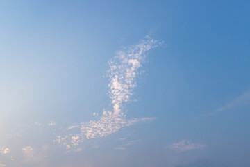 The blue sky is like a bird's white cloud