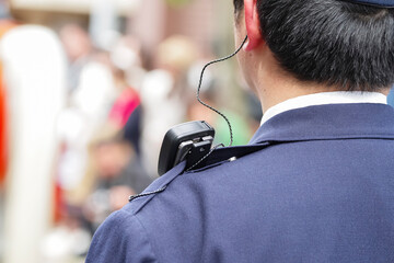 警戒にあたる警察官