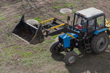 Obraz premium The construction loader is on the construction site. A work scene with machinery waiting — a symbol of stability and confidence in the process of landscaping the area.
