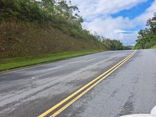 Fototapeta premium Uma linda estrada do Vale do Ribeira, estado de São Paulo, Brasil.