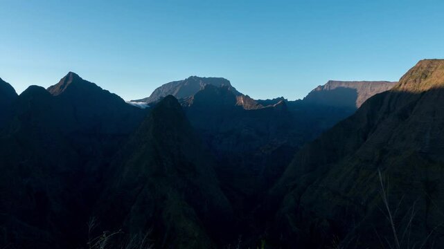 Timelapse La R&eacute;union - Sunrise in Mafate circus
