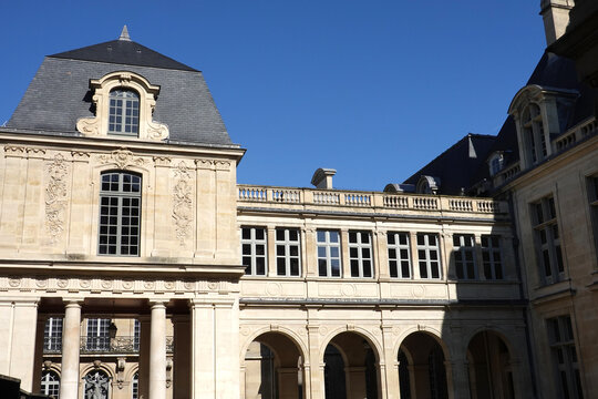 Fa&ccedil;ade et cours int&eacute;rieure du mus&eacute;e Carnavalet &agrave; Paris dans le Marais