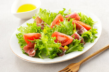 トマトと生ハムのグリーンサラダ