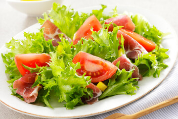 トマトと生ハムのグリーンサラダ