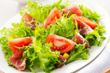 トマトと生ハムのグリーンサラダ