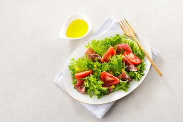 トマトと生ハムのグリーンサラダ