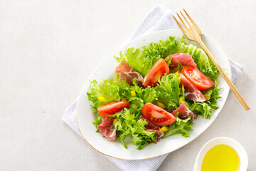 トマトと生ハムのグリーンサラダ