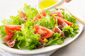 トマトと生ハムのグリーンサラダ