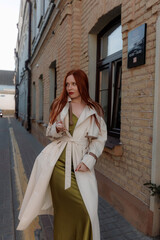 Obraz premium Aesthetic photography of an attractive young woman in a modern street style