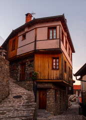 Obraz premium Streets and houses of traditional architecture in the mountain tourist village of Metsovo in the mountains of Epirus in Greece 