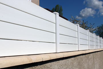 Clôture sur muret en PVC blanc 